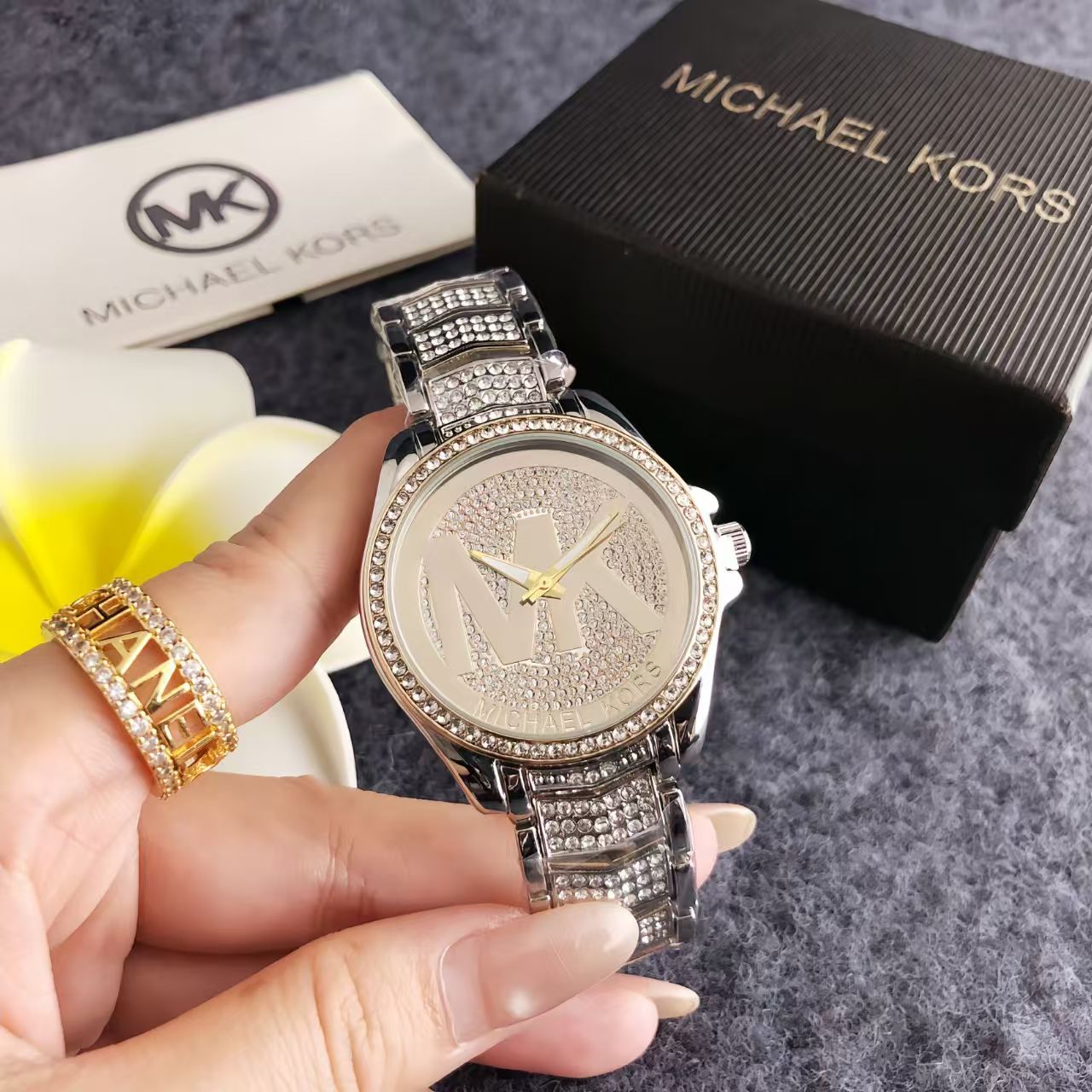 Michael Kors yeni şık ve zarif - Luxury Watch Photo incelemesi ve fiyatı