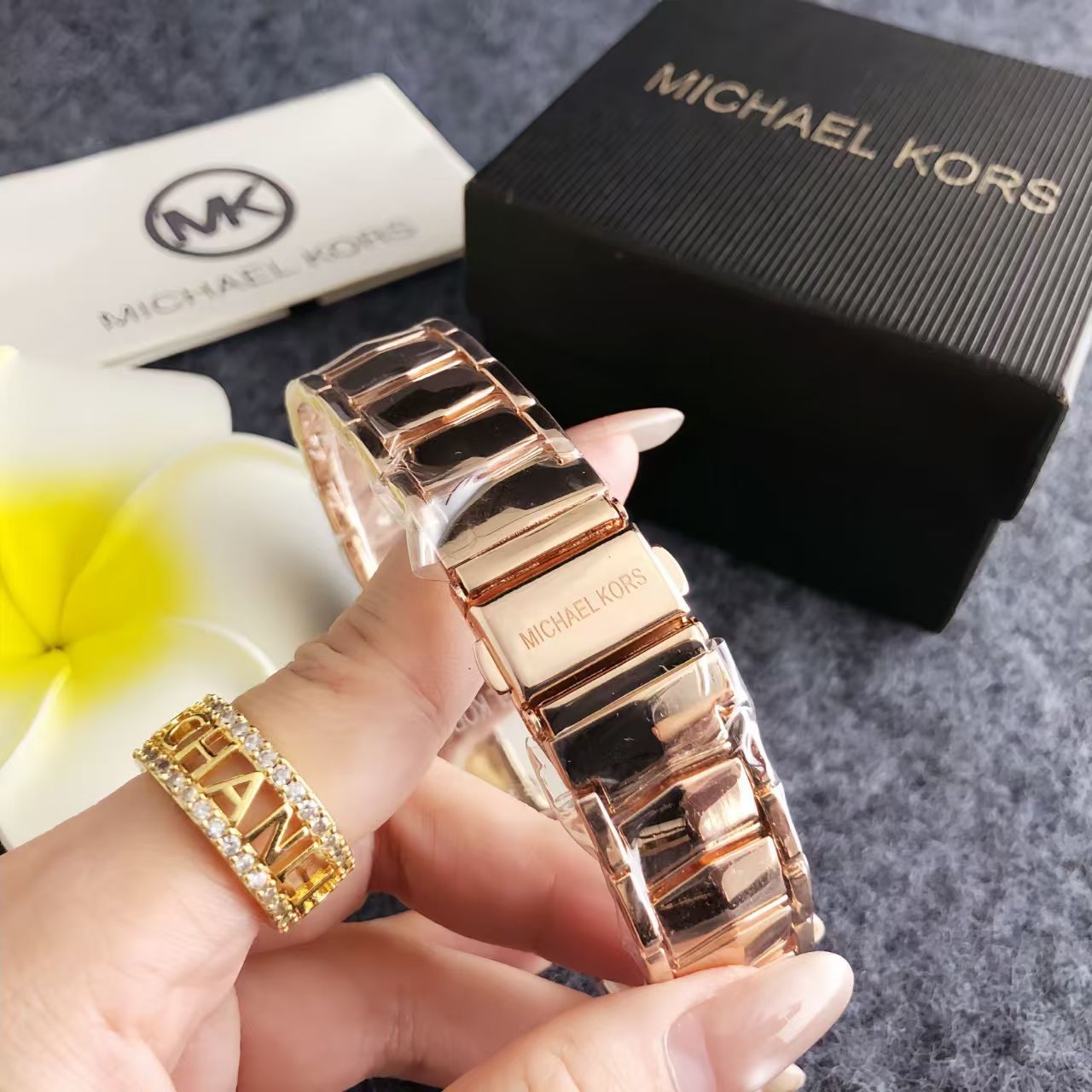Michael Kors yeni şık ve zarif - Luxury Watch Photo incelemesi ve fiyatı